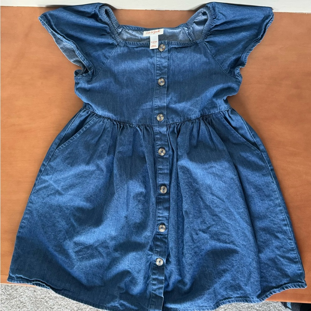 Chambray denim girls dress size 6. So so cute for family photos. Cat & Jack